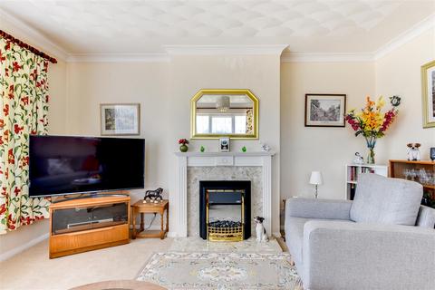 18 Ashwood Close, Worthing, BN11 2AF