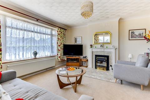 18 Ashwood Close, Worthing, BN11 2AF