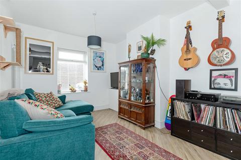 25 Lyndhurst Road, Worthing, BN11 2DB