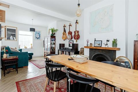 25 Lyndhurst Road, Worthing, BN11 2DB