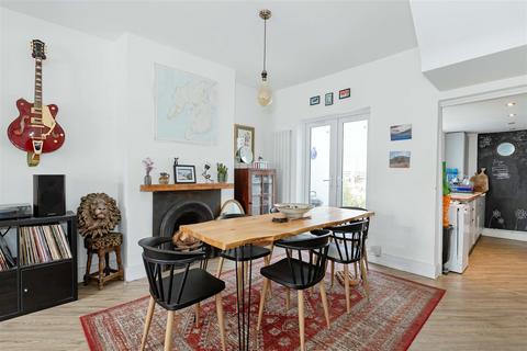 25 Lyndhurst Road, Worthing, BN11 2DB