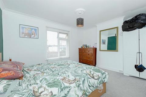 25 Lyndhurst Road, Worthing, BN11 2DB