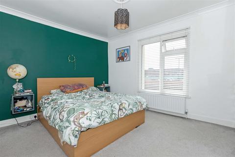 25 Lyndhurst Road, Worthing, BN11 2DB