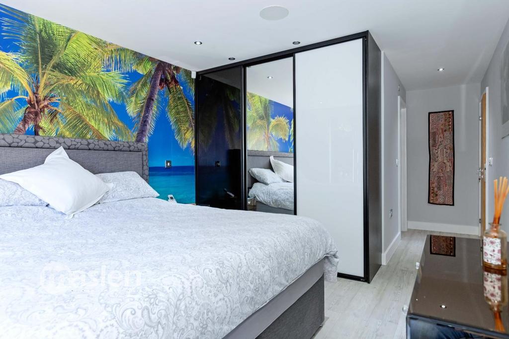 Bedroom (3).JPG