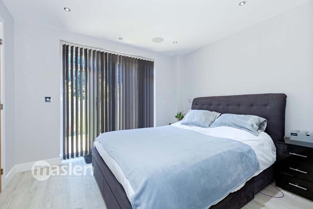 Bedroom (1).JPG