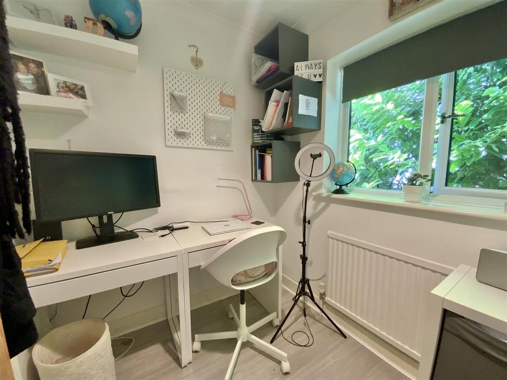 Bedroom 5/ Study