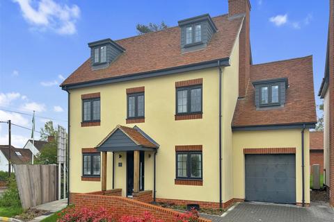 5 bedroom detached house for sale, Waltham Grange Close