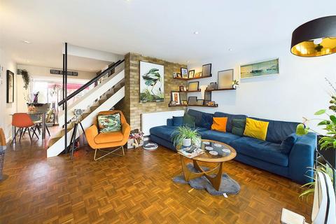 3 bedroom house to rent, Hazlemere, Rydens Road, Walton-On-Thames