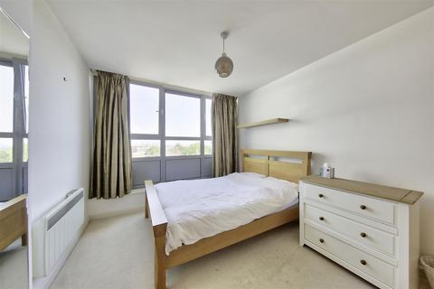 1 bedroom apartment for sale, Courtenay House, London SW2