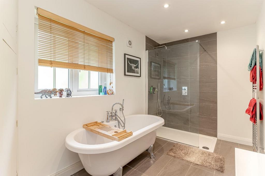 Bathroom - B.jpg