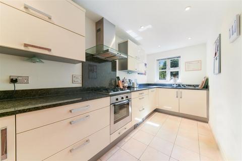 4 bedroom end of terrace house for sale, St. James Close, Epsom