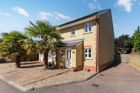 4 bedroom end of terrace house for sale, St. James Close, Epsom