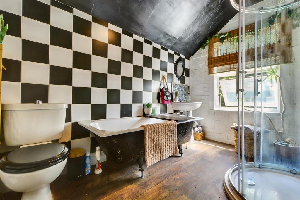 Bathroom 1.jpeg