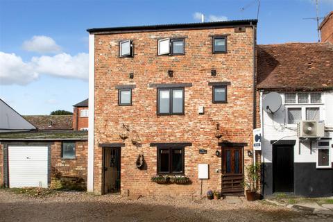 2 bedroom mews for sale, White Horse Yard, Stony Stratford, Milton Keynes