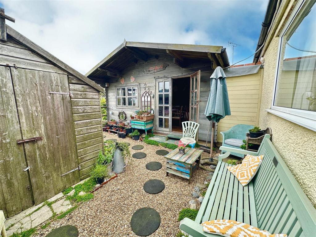 Adjoining summer house
