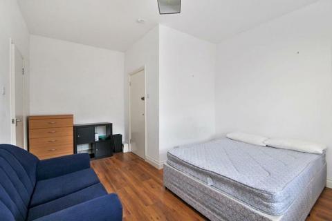 Studio to rent, Mount View Road, London N4