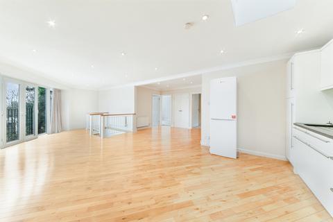 3 bedroom flat to rent, The Cottage, SW20