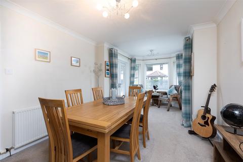 6 Almond Place, Huntingtowerfield, Perth, PH1 3FA