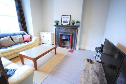 3 bedroom maisonette to rent, Tooting Bec Road, Balham SW17