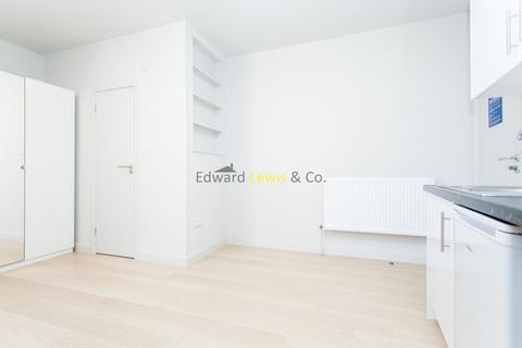 Studio to rent, Stoke Newington High Street, London N16