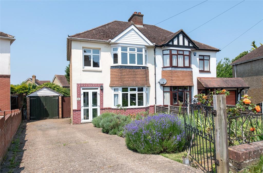 Holtye Crescent, Maidstone, Kent, ME15 3 bed semidetached house for