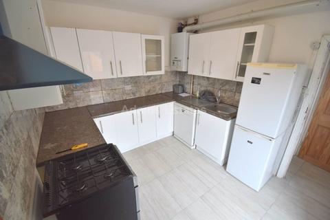 4 bedroom end of terrace house to rent, Wykeham Road, Reading