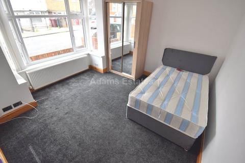 4 bedroom end of terrace house to rent, Wykeham Road, Reading