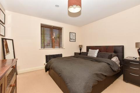 4 bedroom detached house for sale, Chartwell Road, Ashford, Kent