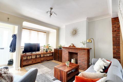 2 bedroom terraced house for sale, Shaftesbury Road, Romford