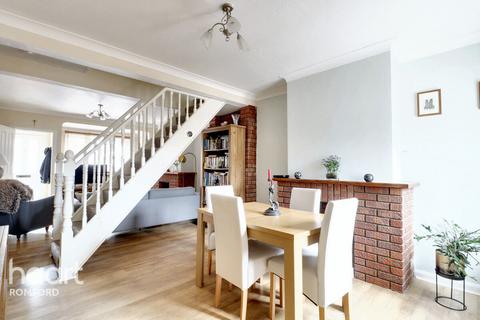 63 Shaftesbury Road, Romford, RM1 2QJ