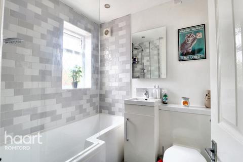 63 Shaftesbury Road, Romford, RM1 2QJ