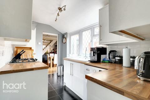 63 Shaftesbury Road, Romford, RM1 2QJ