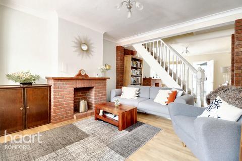 63 Shaftesbury Road, Romford, RM1 2QJ