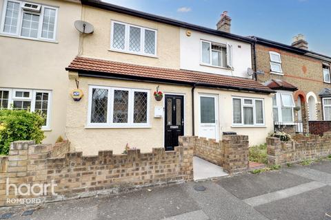 2 bedroom terraced house for sale, Shaftesbury Road, Romford, RM1 2QJ