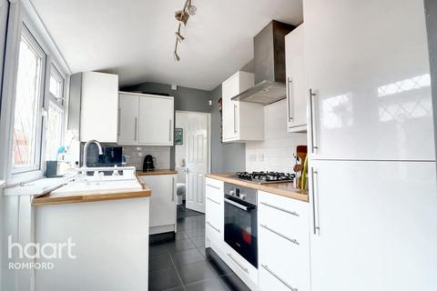 2 bedroom terraced house for sale, Shaftesbury Road, Romford, RM1 2QJ