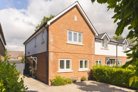 3 bedroom end of terrace house for sale, Avenue Road, Christchurch BH23