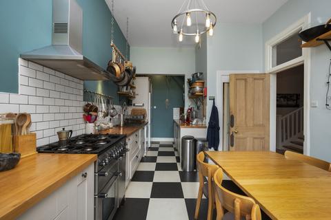 126 Viewforth, Edinburgh, EH10 4LN