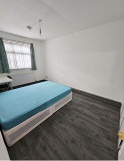 3 bedroom apartment to rent, White Horse Lane, Stepney E1