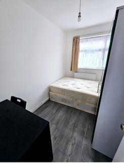 3 bedroom apartment to rent, White Horse Lane, Stepney E1