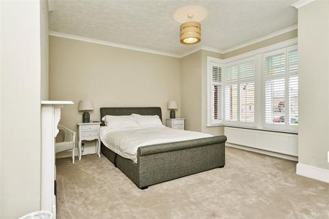 3 bedroom semi-detached house to rent, Mill Hill Road, PO31