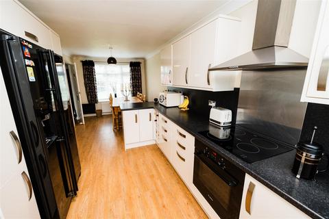 4 bedroom detached house for sale, Shelton Avenue, East Ayton, Scarborough