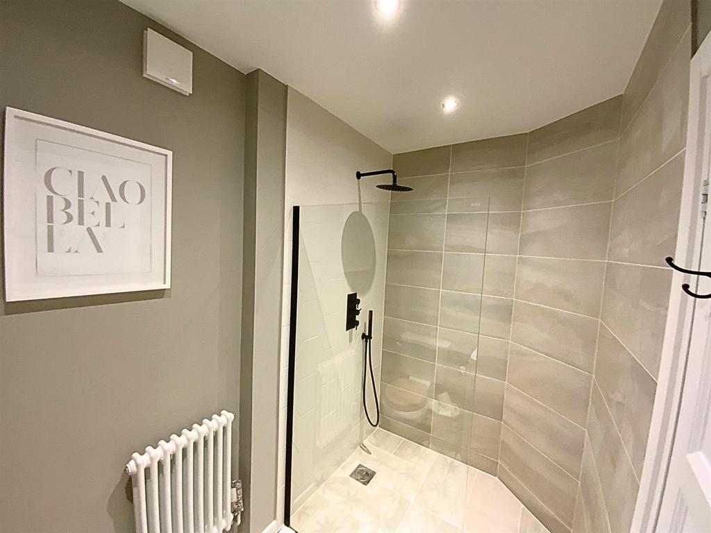Cloaks/shower room