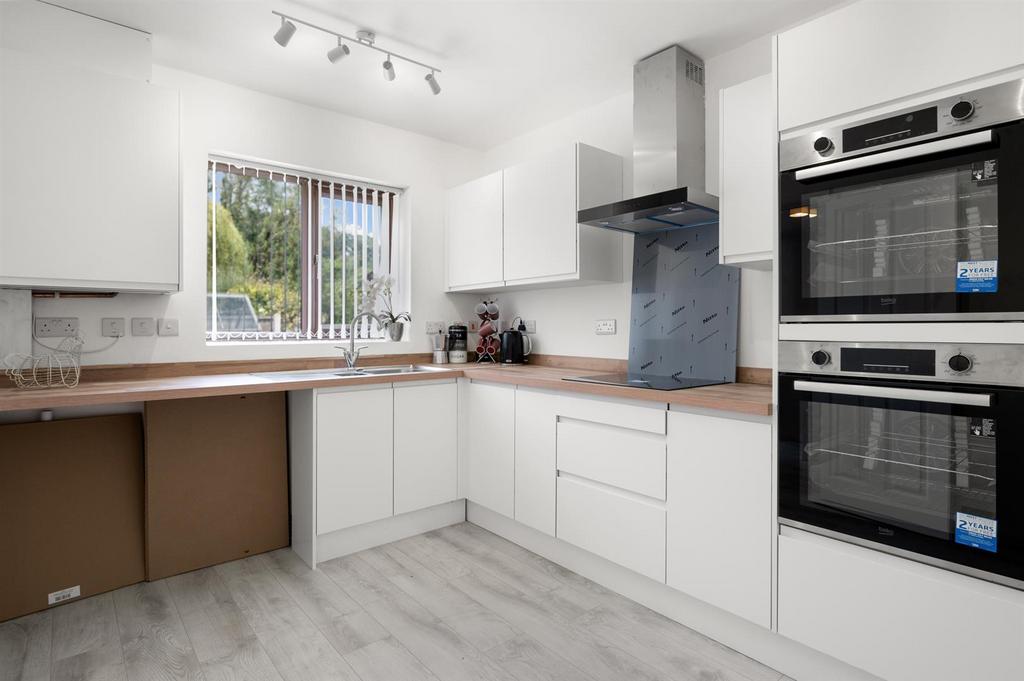 Kitchen towards window.jpg