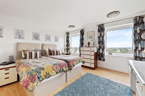 2 bedroom flat for sale, Avenue Road, Penge