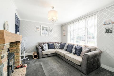14 Amersham Close, Romford, RM3 9JL