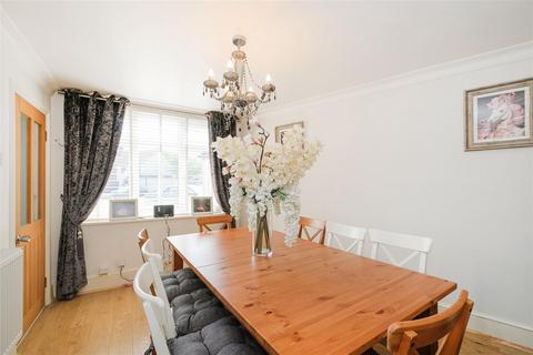 14 Amersham Close, Romford, RM3 9JL