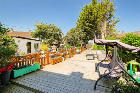 14 Amersham Close, Romford, RM3 9JL