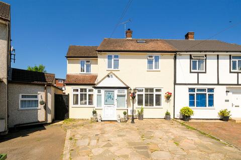 14 Amersham Close, Romford, RM3 9JL