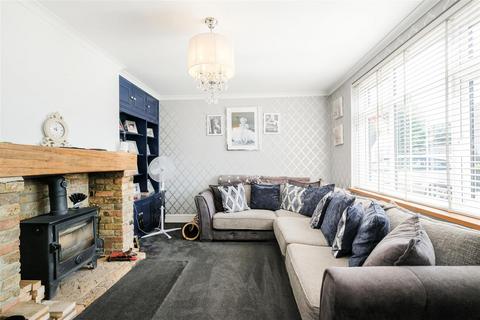 14 Amersham Close, Romford, RM3 9JL