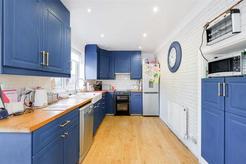 14 Amersham Close, Romford, RM3 9JL